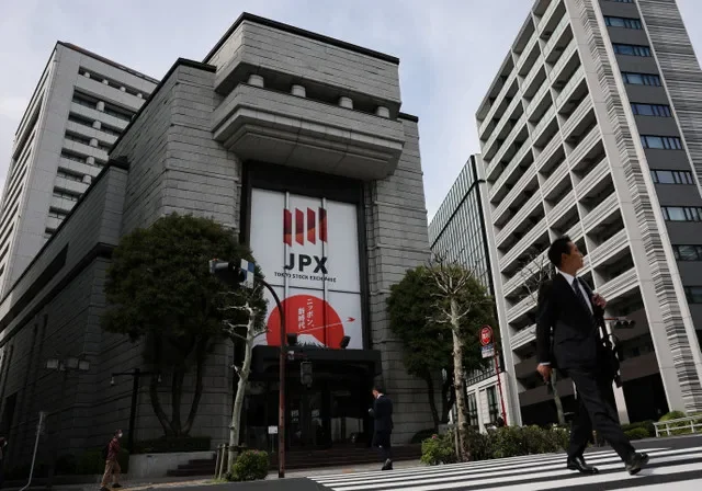 日本东京证券交易所内的日本交易集团(JPX)标识,2026年4月6日。REUTERS/Issei Kato