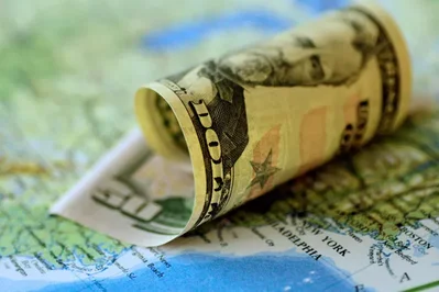 Dolar abranda com alívio na venda de obrigações