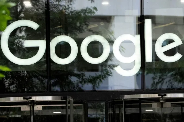 FILE PHOTO: Logotipo de Google en las oficinas de la empresa en Londres, Reino Unido, 24 de junio de 2025. REUTERS/Carlos Jasso/File Photo