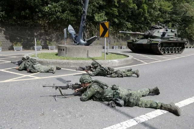 Soldados participan en una misión de defensa de un puerto estratégico durante los ejercicios militares anuales Han Kuang en Yilan, en el noreste de **Taiwán**, el lunes 10 de agosto de 2026. Chiang Ying-ying/Pool vía REUTERS