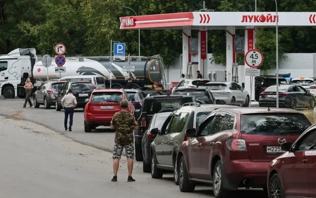 Cars queue to refuel at a Lukoil fuel station amid fuel shortages following recent series of Ukrainian air attacks on oil refineries in Russian regions and further gasoline production cuts, in the course of the Russia-Ukraine conflict, in Moscow, Russia, August 17, 2026. REUTERS/Anastasia Barashkova