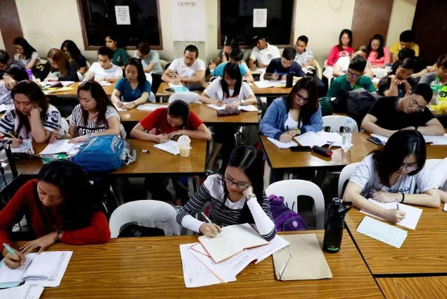 FILE PHOTO: Filipino workers, including nurses applying to work in United Kingdom, attend a lecture at a review center for the International English Language Testing System or IELTS in Manila, Philippines, April 2, 2019. Picture taken April 2, 2019. REUTERS/Eloisa Lopez/File Photo