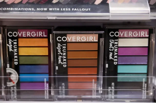 ภาพแฟ้มภาพ: เครื่องสำอาง Covergirl ซึ่งเป็นเจ้าของโดย Coty Inc. วางจำหน่ายในย่านแมนฮัตตัน นครนิวยอร์ก สหรัฐอเมริกา เมื่อวันที่ 7 กุมภาพันธ์ 2022 REUTERS/Andrew Kelly/File Photo