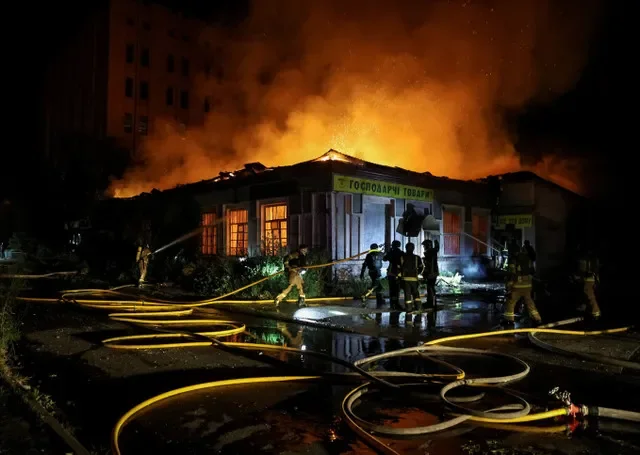 Bombeiros trabalham num local atingido por um ataque com mísseis russos, no âmbito da ofensiva da Rússia contra a Ucrânia, em Kiev, Ucrânia, 20 de agosto de 2026.