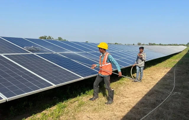 Trabalhadores limpam painéis num parque solar em Modhera, no estado ocidental de Gujarat, Índia, a 19 de outubro de 2022. REUTERS/Sunil Kataria