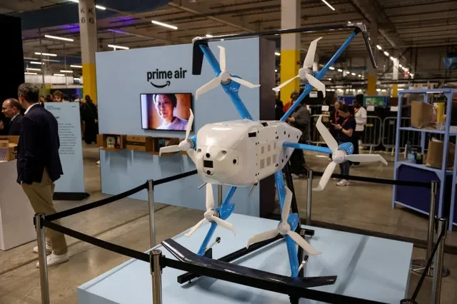 ファイルフォト:英ダートフォードのアマゾン・フルフィルメント・センター「LCY3」で開催された「Delivering the Future EMEA 2026」イベントで展示されたアマゾンのプライム・エアーのドローンモデル(2026年6月4日撮影)。REUTERS/Toby Shepheard/File Photo