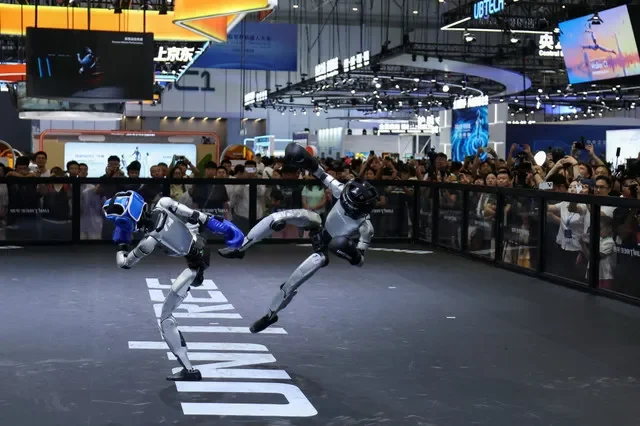 Robôs humanoides da Unitree Robotics demonstram kickboxing durante a Conferência Mundial de Robótica de 2026, em Pequim, China, a 19 de agosto de 2026. REUTERS/Tingshu Wang