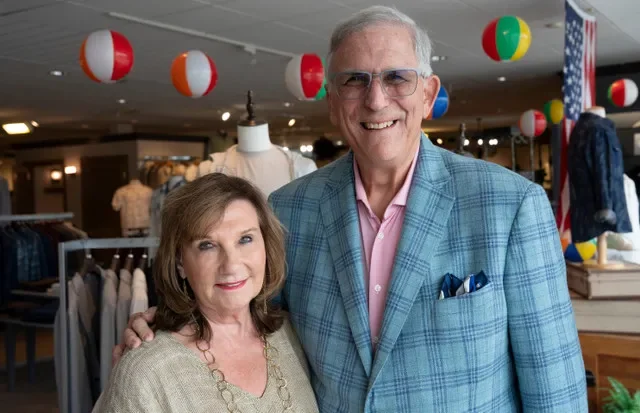 Ellen และ David Levy แห่งร้านเสื้อผ้า Levy's Clothier for Men & Women ณ เลขที่ 3900 Hillsboro Pike ในเมืองแนชวิลล์ รัฐเทนเนสซี วันพุธที่ 19 สิงหาคม 2026 คู่สามีภรรยากำลังจะปิดร้าน ซึ่งก่อตั้งขึ้นในปี 1855 โดย Zadoc Levy ทวดของ David ในช่วงสิ้นปีนี้