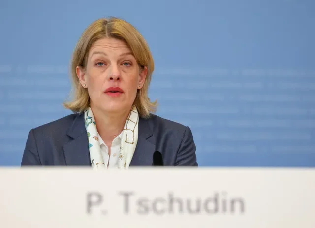 A membra do Conselho de Administração do BNS Petra Tschudin assiste à conferência de decisão sobre as taxas do Banco Nacional Suíço (BNS) em Zurique, Suíça, 19 de março de 2026. REUTERS/Denis Balibouse
