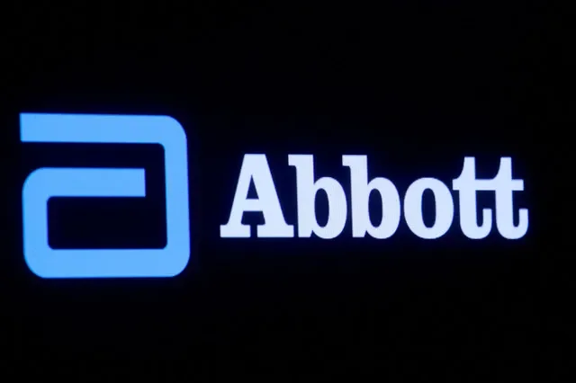 FOTO DE ARQUIVO: O logótipo da Abbott Laboratories é exibido num ecrã na Bolsa de Valores de Nova Iorque (NYSE) na cidade de Nova Iorque, EUA, 18 de outubro de 2021. REUTERS/Brendan McDermid/Foto de arquivo