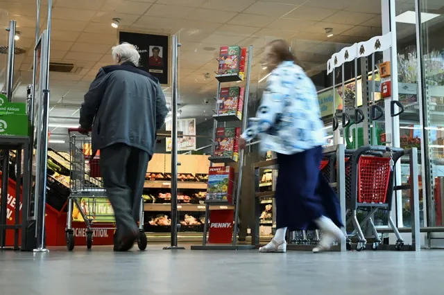 People walk by a supermarket in Berlin, Germany August 1, 2023. REUTERS/Annegret Hilse