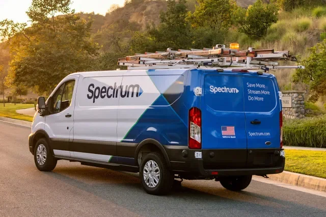 รถตู้บริการในแบรนด์ Spectrum แบบที่แสดงจะพบเห็นได้ทั่วไปบนท้องถนนในรัฐโอกลาโฮมาช่วงฤดูใบไม้ร่วงนี้ หลังจากที่ Charter Communications ประกาศการซื้อกิจการ Cox Communications มูลค่า 3.45 หมื่นล้านดอลลาร์เสร็จสิ้นเมื่อวันพฤหัสบดี