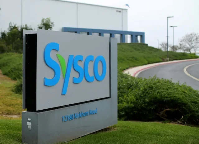 ภาพถ่ายแฟ้มภาพ: ป้ายบริษัท Sysco ที่ติดตั้งอยู่ด้านนอกศูนย์กระจายสินค้าแห่งหนึ่งในเมืองพาวาย รัฐแคลิฟอร์เนีย สหรัฐอเมริกา วันที่ 6 กุมภาพันธ์ 2017 REUTERS/Mike Blake/File Photo