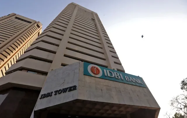 โลโก้ของธนาคาร IDBI ที่ปรากฏบนอาคารสำนักงานใหญ่ในเมืองมุมไบ ประเทศอินเดีย เมื่อวันที่ 18 เมษายน 2566