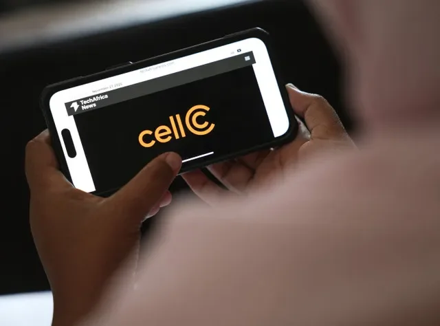 ผู้หญิงคนหนึ่งมองโลโก้ Cell C บนโทรศัพท์มือถือในเคปทาวน์ ประเทศแอฟริกาใต้ เมื่อวันที่ 27 พฤศจิกายน 2025 REUTERS/Esa Alexander