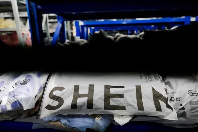 ภาพแฟ้ม: แพ็คเสื้อผ้าจัดแสดงอยู่ที่โรงงานตัดเย็บเสื้อผ้าของ Shein ในเขตพานวู เมืองกว่างโจว มณฑลกวางตุ้ง ประเทศจีน เมื่อวันที่ 27 กรกฎาคม 2026 REUTERS/Go Nakamura/File Photo