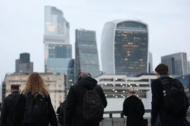 عمال يعبرون جسر لندن خلال ساعة الذروة الصباحية مع ظهور ناطحات السحاب التابعة لمنطقة مدينة لندن المالية في الخلفية، في لندن، بريطانيا، 16 ديسمبر 2025. REUTERS/Toby Melville