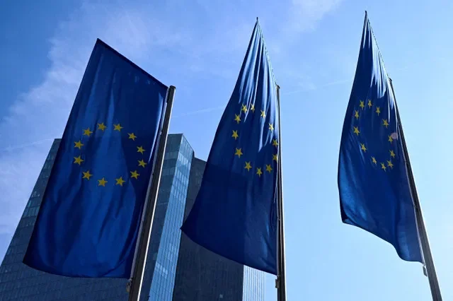ファイル写真:2026年3月19日、ドイツ・フランクフルトにある欧州中央銀行(ECB)本部の外にはためく欧州連合(EU)の旗