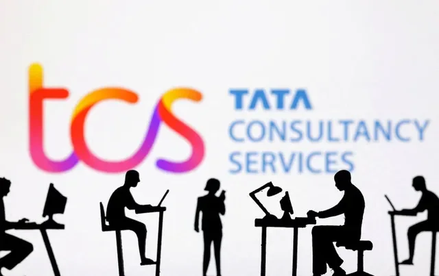 Foto de arquivo: Estatuetas com computadores e smartphones são vistas em frente ao logótipo da TCS: Tata Consultancy Services nesta ilustração tirada a 19 de fevereiro de 2024. REUTERS/Dado Ruvic/Ilustração/Foto de Arquivo