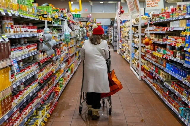 一名顾客在加拿大安大略省多伦多的杂货店内购物,2026年1月26日。REUTERS/Carlos Osorio