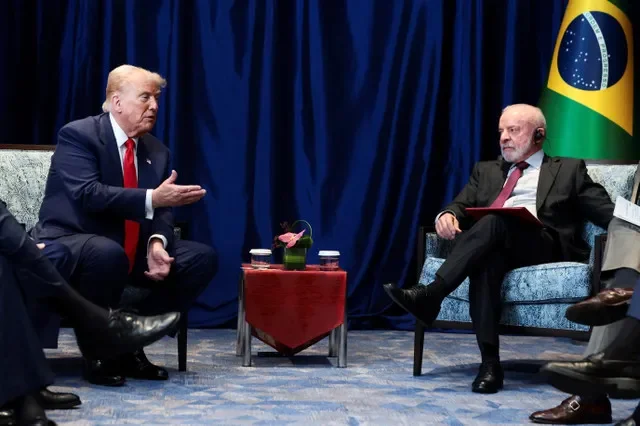 文件照片:美国总统唐纳德·特朗普与巴西总统路易斯·伊纳西奥·卢拉·达席尔瓦在马来西亚吉隆坡举行的第47届东南亚国家联盟(东盟)峰会期间会晤,2025年10月26日。REUTERS/Evelyn Hockstein/档案照片