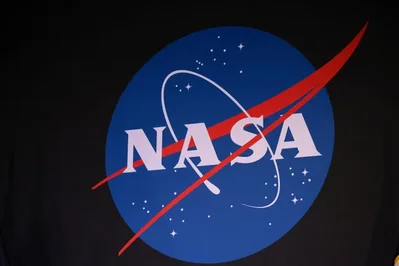 NASA一項新研究顯示，特定真菌同細菌能在月球陰影區域存活數週甚至數月。呢項發現引發咗各界對未來載人登月任務期間可能造成意外污染嘅擔憂。