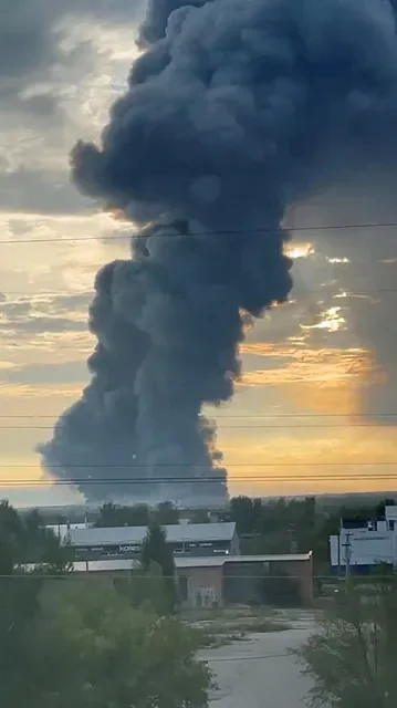 O fumo levanta-se de um armazém da Ozon na sequência de um ataque de drones ucranianos, no âmbito do conflito Rússia-Ucrânia, em Chapayevsk, na região de Samara, na Rússia, a 22 de agosto de 2026, nesta imagem capturada de um vídeo nas redes sociais. Redes Sociais/via REUTERS