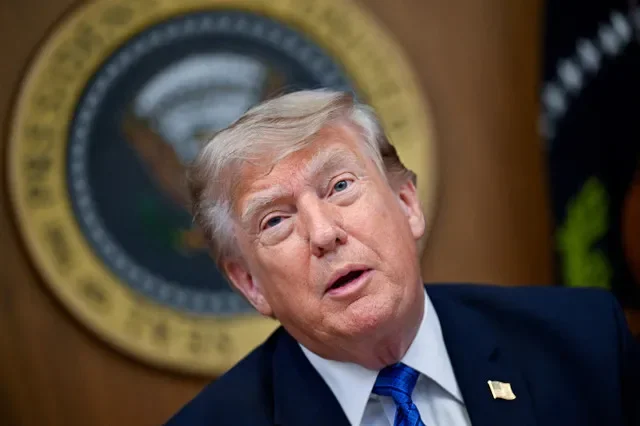 O Presidente dos Estados Unidos, Donald Trump, participa numa reunião de gabinete em Camp David, em Thurmont, Maryland, Estados Unidos, a 31 de julho de 2026. REUTERS/Daniel Heuer