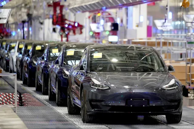 FOTO DE ARQUIVO: Veículos Model 3 fabricados na China pela Tesla são vistos durante um evento de entrega na sua fábrica em Xangai, na China, a 7 de janeiro de 2020. REUTERS/Aly Song/File Photo