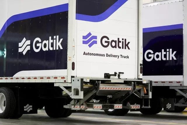 شاحنات ذاتية القيادة تصطف في منشأة تابعة لشركة Gatik AI في أليانز تكساس، وهو مجمع تجاري يمتد على مساحة 27 ألف فدان ويضم بعضاً من أكبر عمليات الشحن في البلاد، في فورت وورث، تكساس، الولايات المتحدة، 18 مايو 2022.