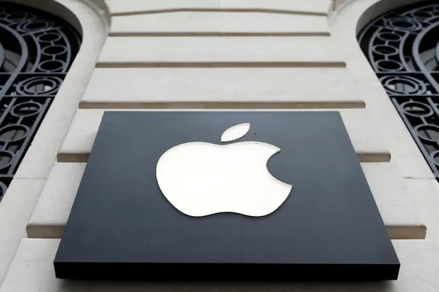 FOTO DE ARQUIVO: Vista de um logótipo da Apple numa loja Apple em Paris, França, a 23 de abril de 2025. REUTERS/Abdul Saboor/File Photo