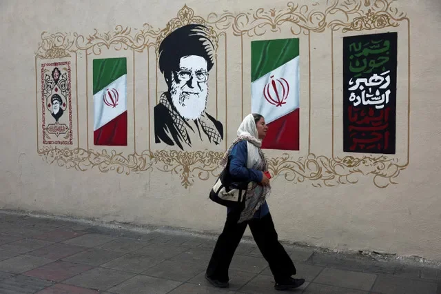 FOTO DE ARCHIVO: Una mujer camina junto a un mural que representa al difunto líder supremo de Irán, el ayatolá Alí Jamenei, en una calle de Teherán, Irán, 13 de agosto de 2026. Majid Asgaripour/WANA (Agencia de Noticias de Asia Occidental) vía REUTERS/Foto de archivo