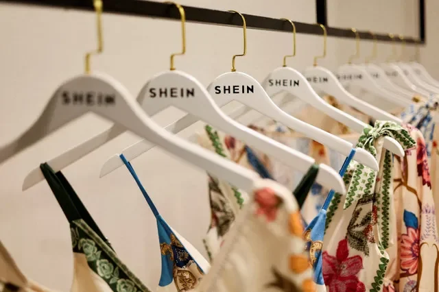ภาพแฟ้ม: เสื้อผ้าจากแบรนด์ฟาสต์แฟชั่น Shein แขวนอยู่ ณ สำนักงานในเซาเปาโล ประเทศบราซิล วันที่ 15 ธันวาคม 2025 (REUTERS/Jorge Silva/File Photo)
