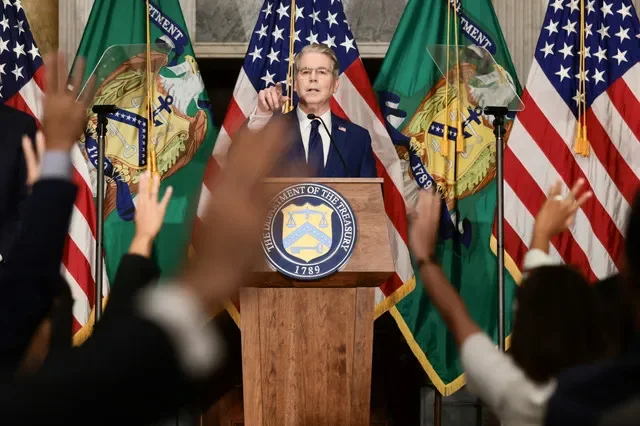 O secretário do Tesouro dos EUA, Scott Bessent, aponta enquanto os jornalistas levantam as mãos durante uma conferência de imprensa para delinear sanções adicionais contra o Irão, no Departamento do Tesouro em Washington, D.C., EUA, 24 de agosto de 2026. REUTERS/Evelyn Hockstein