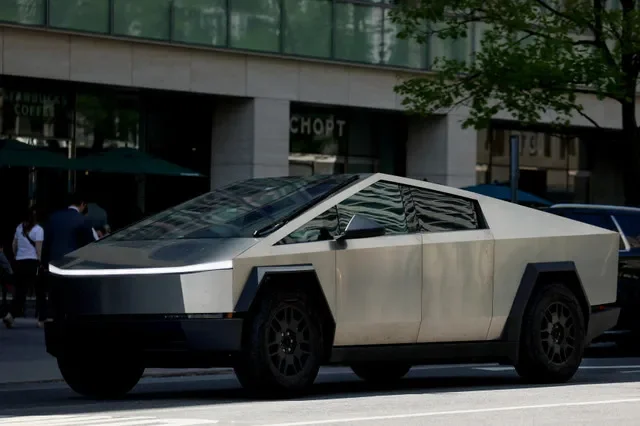 Un Cybertruck de Tesla circula por la avenida Pensilvania, cerca de la Casa Blanca, en Washington, EE. UU., el 23 de abril de 2025.