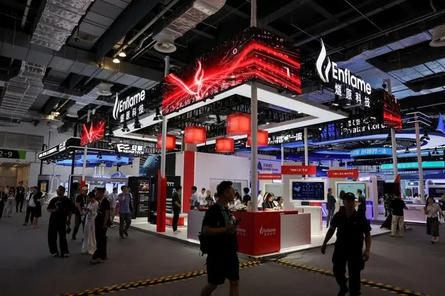 Foto de arquivo: Pessoas passam pelo stand da Enflame durante a Conferência Mundial de Inteligência Artificial (WAIC) em Xangai, China, 17 de julho de 2026. REUTERS/Go Nakamura/Foto de arquivo