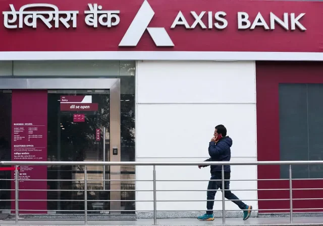 資料写真:インド・ニューデリーのAXIS BANKの支店の外を歩く男性(2024年1月29日撮影、REUTERS/Anushree Fadnavis/File Photo)
