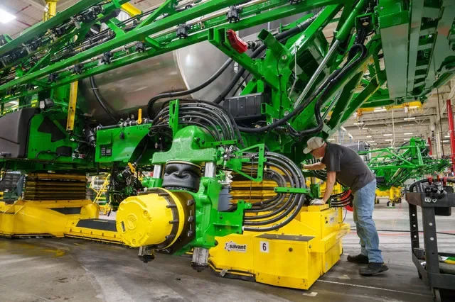 Ed Curry Jr. lắp ráp một chiếc máy phun thuốc tại nhà máy John Deere Des Moines Works ở Ankeny, ngày 24 tháng 2 năm 2026.