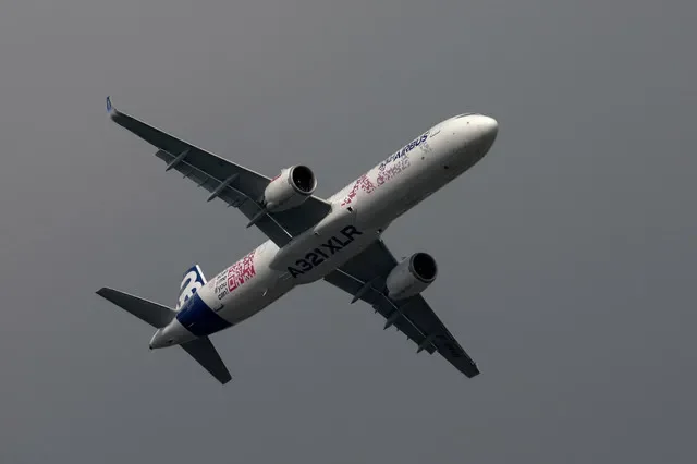 FILE PHOTO: An Airbus A321XLR Neo passenger aircraft performs a flying display at the 54th International Paris Airshow at Le Bourget Airport near Paris, France, June 19, 2023. REUTERS/Benoit Tessier/File Photo
