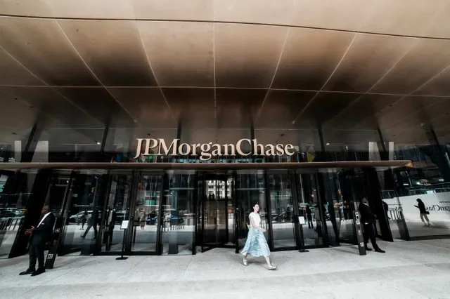 ファイル写真:米ニューヨークの**JPMorgan Chase & Co.**本社ビルから出て人々、2026年4月1日。REUTERS/Eduardo Munoz/File Photo