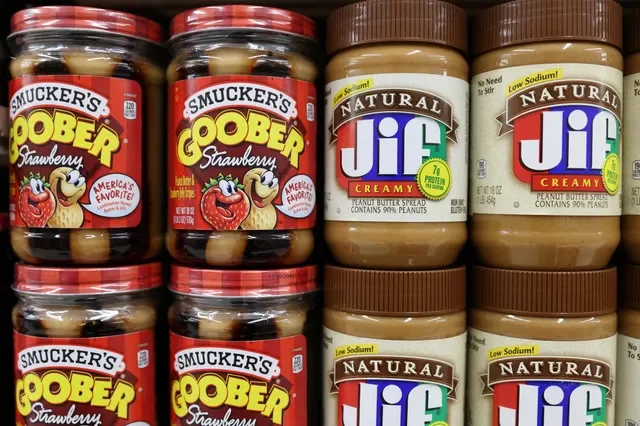 2021年11月22日、米国ニューヨーク市マンハッタンの店舗で販売されるThe J.M. Smucker Company傘下のSmucker's GooberストロベリージャムおよびJifピーナッツバター。REUTERS/アンドリュー・ケリー