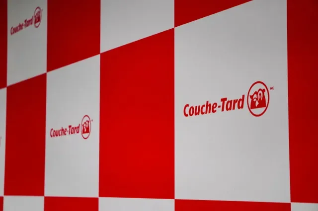 Logotipo de Alimentation Couche-Tard exhibido en su conferencia de prensa en Tokio, Japón, el 13 de marzo de 2025. REUTERS/Miho Uranaka