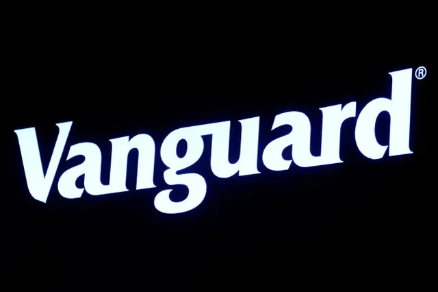 شعار Vanguard معروض على شاشة في قاعة التداول ببورصة نيويورك (NYSE) في مدينة نيويورك، الولايات المتحدة، 1 يونيو 2022. REUTERS/بريندان مكديرميد