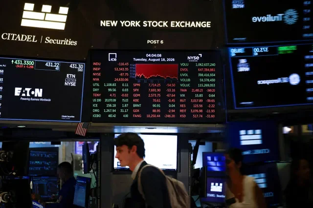 หน้าจอแสดงการซื้อขายดัชนี S&P 500 หลังระฆังปิดตลาดที่ตลาดหลักทรัพย์นิวยอร์ก (NYSE) ในนครนิวยอร์ก สหรัฐฯ เมื่อวันที่ 18 สิงหาคม 2026 REUTERS/Jeenah Moon