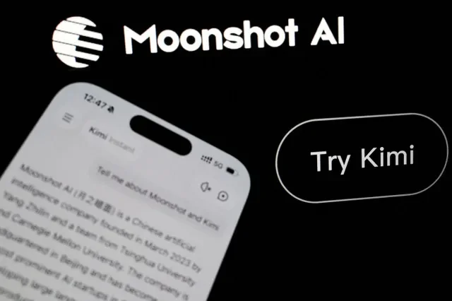 檔案相片:資料圖片:2024年7月24日拍攝的插圖中,中國公司月之暗面(Moonshot AI)的標誌與其Kimi應用程式一同顯示在手提電話上。路透社/Florence Lo/插圖/檔案相片/檔案相片