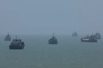 Global Stocks Rise and Oil Drops on Hormuz Hopes
