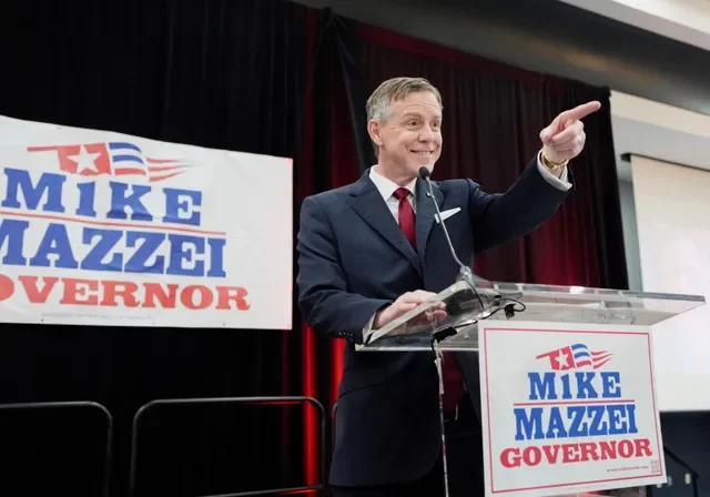 Mike Mazzei habla ante sus simpatizantes tras ganar la segunda vuelta de las primarias republicanas el martes 25 de agosto de 2026 en el Renaissance Tulsa Hotel & Convention Center en Tulsa.