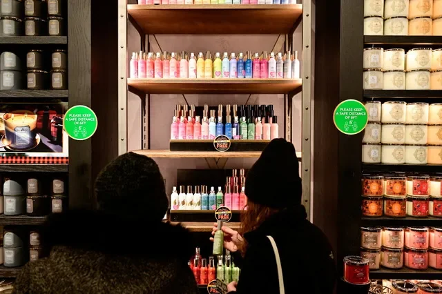 Người tiêu dùng mua sắm tại một cửa hàng Bath & Body Works khi đợt giảm giá Black Friday bắt đầu tại The Outlet Shoppes of the Bluegrass ở Simpsonville, Kentucky, Hoa Kỳ, ngày 26 tháng 11, 2021. REUTERS/Jon Cherry