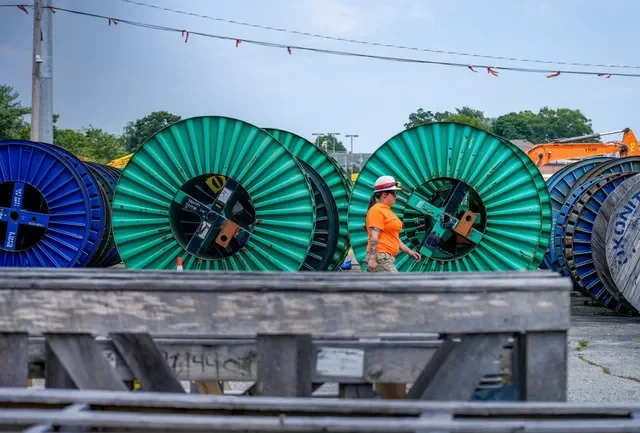 عمال في المقر الرئيسي لشركة Rhode Island Energy في بروفيدنس في 12 يوليو.