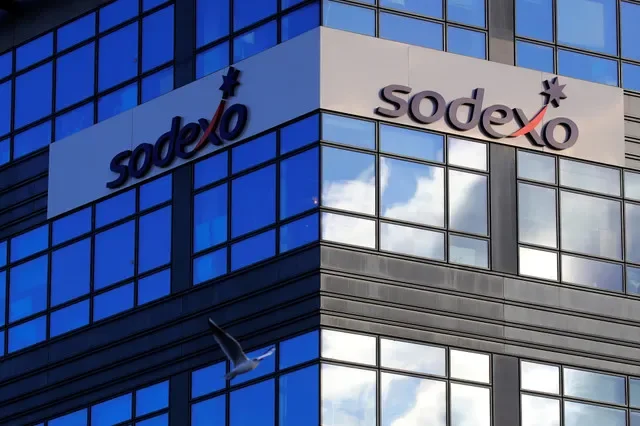 โลโก้ของ Sodexo กลุ่มธุรกิจบริการด้านอาหารและการจัดการสิ่งอำนวยความสะดวกสัญชาติฝรั่งเศส ปรากฏที่สำนักงานใหญ่ของบริษัทในเมืองอิสซี-เล-มูลิโน ใกล้กรุงปารีส ประเทศฝรั่งเศส เมื่อวันที่ 30 พฤศจิกายน 2018 รอยเตอร์/กอนซาโล ฟูเอนเตส
